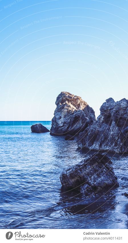 Meeresufer in der Nähe eines Berges mit Felsen und kleinen Wellen Bucht Strand Grundgestein blau Körper Klippe Küste Küsten- und ozeanische Landformen Formation