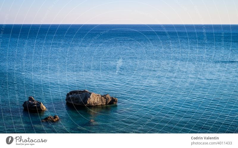 Felsen im Meer. Show der Felsen. Ruhiges blaues Meer azurblau Bucht Strand Boot Küste Gelassenheit Ökoregion Horizont See Landschaft liquide Naturlandschaft