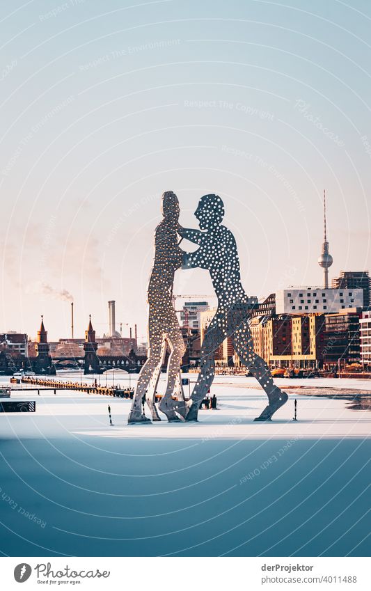 Winterblick auf die Spree mit Molecule Man und Oberbaumbrücke und Fernsehturm II Treptow Gegenlicht schollen ästhetisch Kontrastreich Schattenspiel