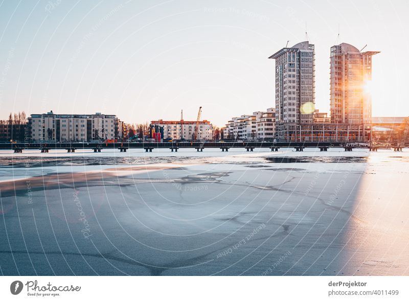 Winterblick auf die Spree mit Twintowers Treptow Gegenlicht schollen ästhetisch Kontrastreich Schattenspiel Sonnenstrahlen Winterstimmung Grafik u. Illustration