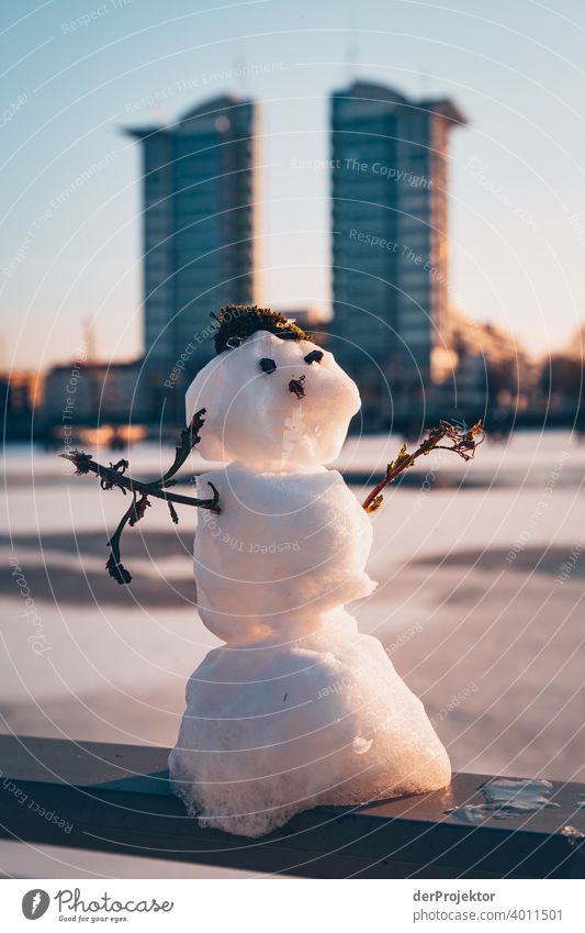 Schneemann mit Winterblick auf die Spree mit Twintowers Treptow Gegenlicht schollen ästhetisch Kontrastreich Schattenspiel Sonnenstrahlen Winterstimmung