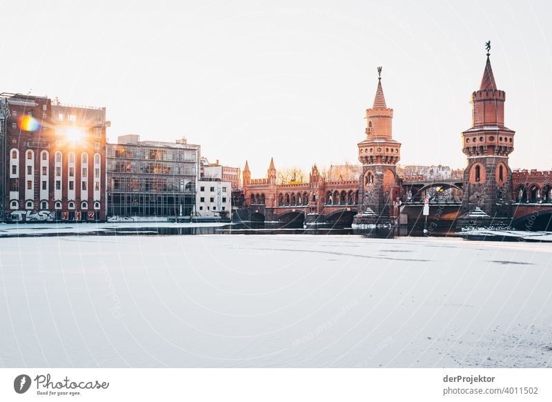 Oberbaumbrücke am Tag im Winter im Gegenlicht Starke Tiefenschärfe Sonnenstrahlen Sonnenlicht Reflexion & Spiegelung Kontrast Schatten Licht Textfreiraum Mitte