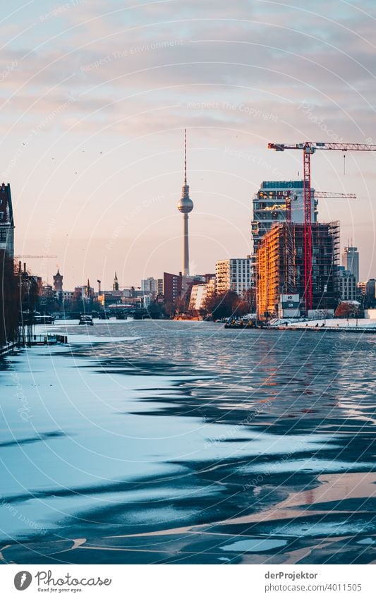 Winterblick auf die Spree mit Fernsehturm Treptow Gegenlicht schollen ästhetisch Kontrastreich Schattenspiel Sonnenstrahlen Winterstimmung