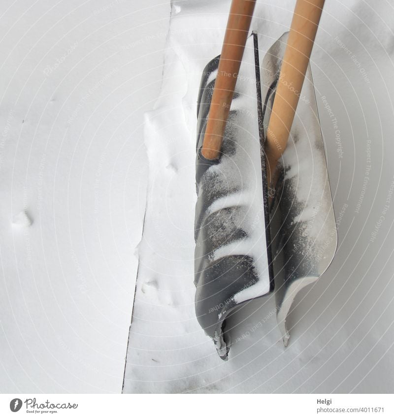 Pause - zwei Schneeschieber warten vor dem Haus auf ihren Einsatz Winter Schneefall Schneeräumung Wintereinbruch Werkzeug Schneeschippe Metall Kunststoff Stiel