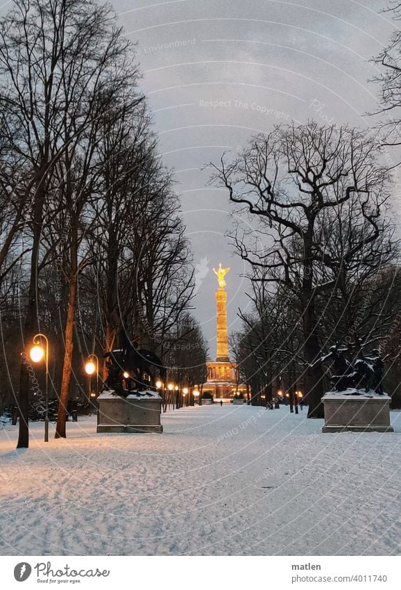 Berliner Winterabend Tiergarten Siegessäule Goldelse Schnee Figuren Skulpturen Baum Himmel Licht beleuchtet Passant Spuren Aussenaufnahme