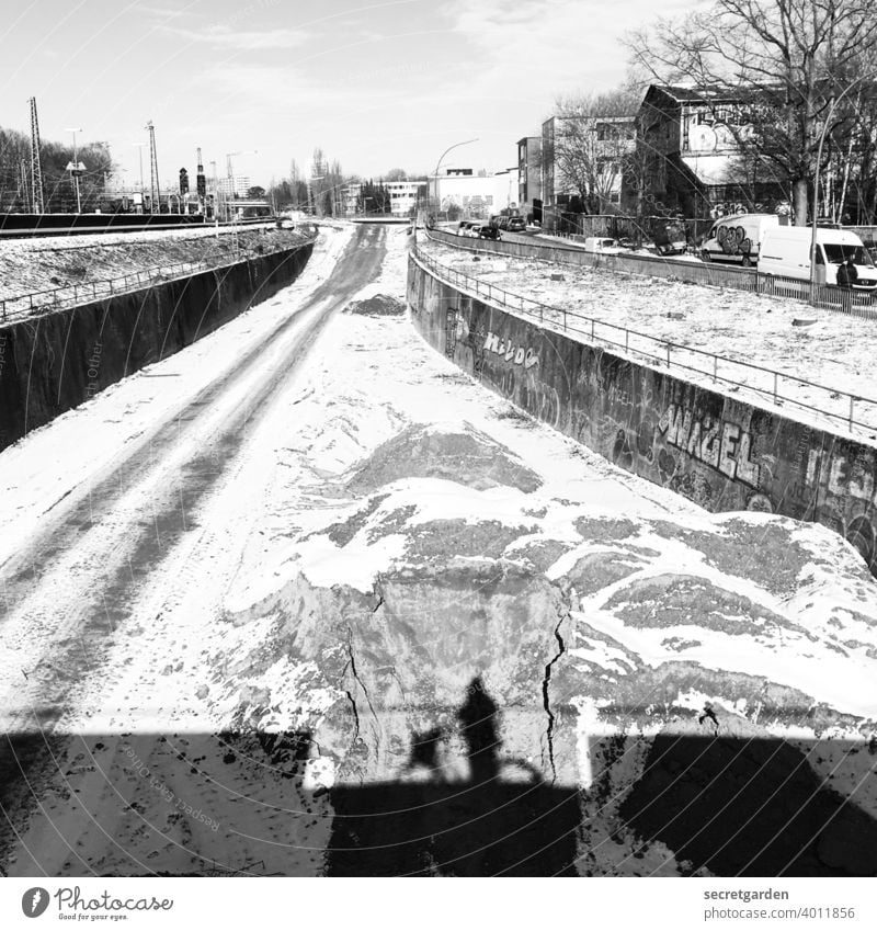 Schattendasein am Abgrund. Schnee schneebedeckt Fahrrad Schattenspiel Schattenwurf Schattenseite Mensch Außenaufnahme Silhouette 1 Licht Tag Erwachsene