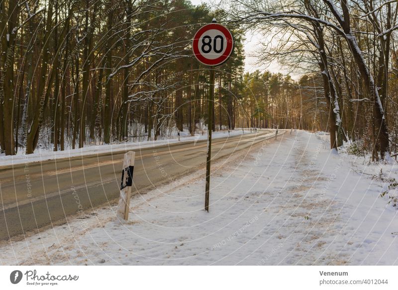 Deutschland , Land Brandenburg , 10. Februar 2021 , Gottower Chaussee K7222 zwischen der Stadt Luckenwalde und dem Dorf Gottow,Landstraße im Winter mit Schnee am späten Nachmittag