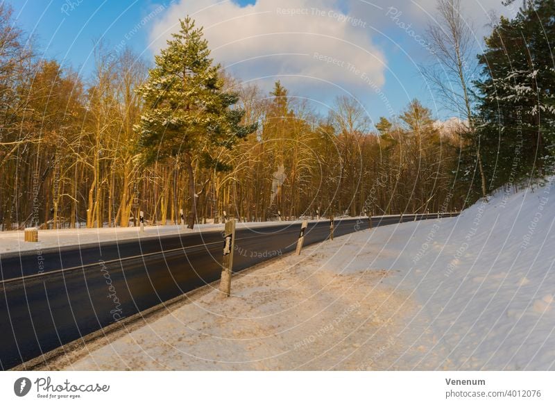 Deutschland , Land Brandenburg , 10. Februar 2021 , Gottower Chaussee K7222 zwischen der Stadt Luckenwalde und dem Dorf Gottow,Landstraße im Winter mit Schnee am späten Nachmittag