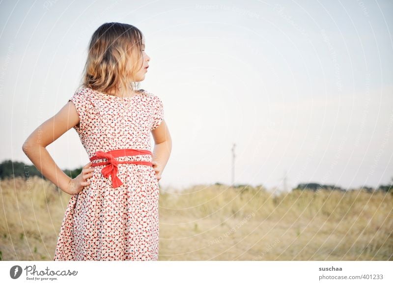 blick nach vorn .. weiblich Kind Mädchen junges Mädchen Kindheit Kopf Haare & Frisuren 8-13 Jahre Umwelt Natur Landschaft Himmel Sommer Schönes Wetter Feld