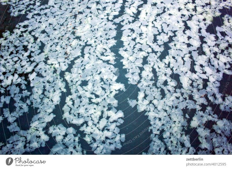 Kleine Eisschollen auf dem Hohenzollernkanal eis fluß frost kalt landschaft natur neuschnee schifffahrt schneedecke see teich urlaub wasseroberfläche winter