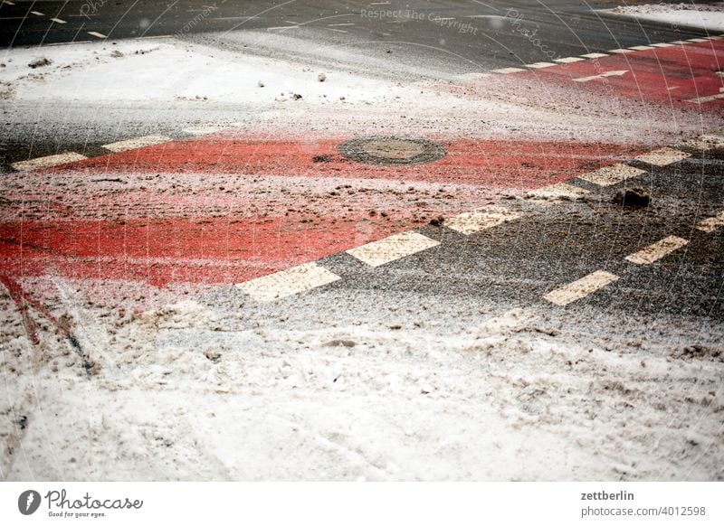 Radweg im Winter abbiegen asphalt autobahn ecke eis fahrbahnmarkierung fahrrad fahrradweg frost hinweis kalt kante kurve linie links navi navigation neuschnee