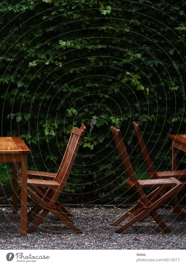 bestuhltes Gelände (13) draußen tisch klappstuhl Gastronomie café leer einsam busch kies kiesweg tropenholz hecke