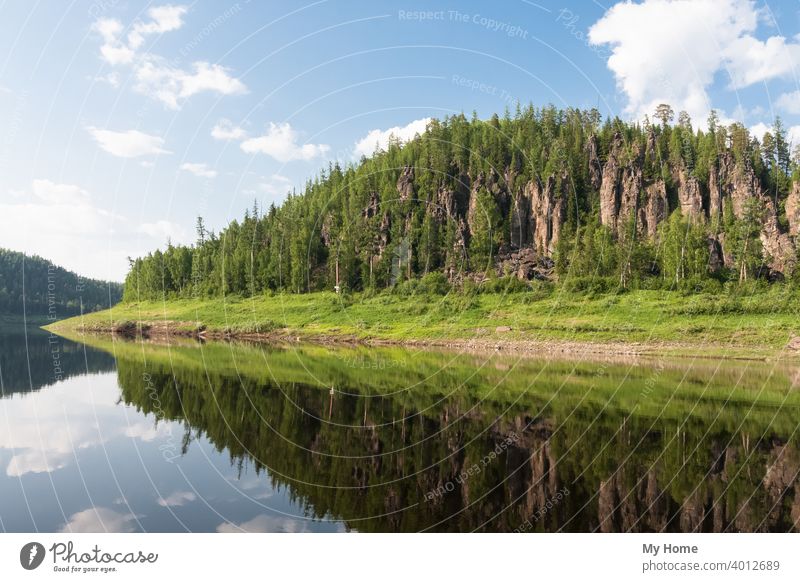 Schöne sibirische Flüsse. Fantastische Klippen.Krasnojarsk Gebiet wohlhabend blau Wolken konfluent nadelhaltig Nadelbäume Wald Grün Landschaft Reittier