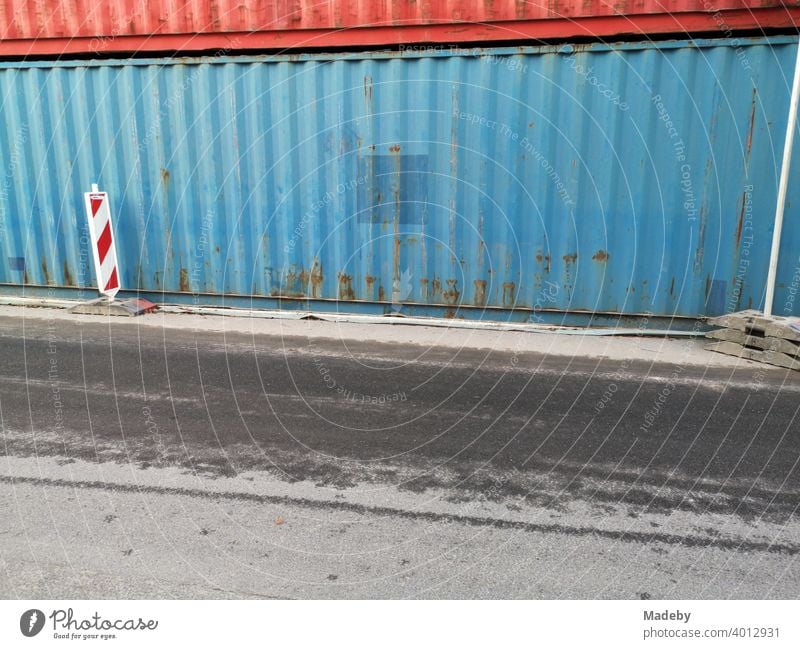 Alter blauer Contaimer als Lärmschutz auf einer Baustelle im Westend von Frankfurt am Main in Hessen Container Blech Metall Eisen Stahl Rost Patina Blau