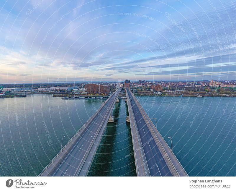 Luftaufnahme der Nibelungenbrücke in Worms mit Blick auf das Stadttor Brücke Verkehr Rhein Rheinland-Pfalz Großstadt Deutsch Gebäude Architektur Turm reisen