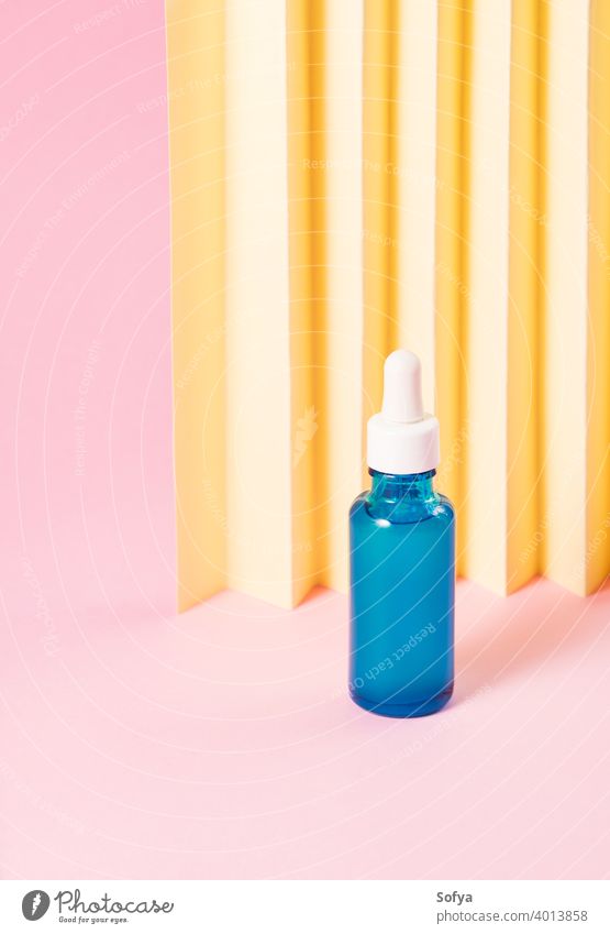 Hyaluronsäure Serum generische Flasche auf rosa geometrischen Hintergrund Haut Pflege hyaluronisch Erdöl notwendig Schönheit Tropfer Glykolsäure Behandlung