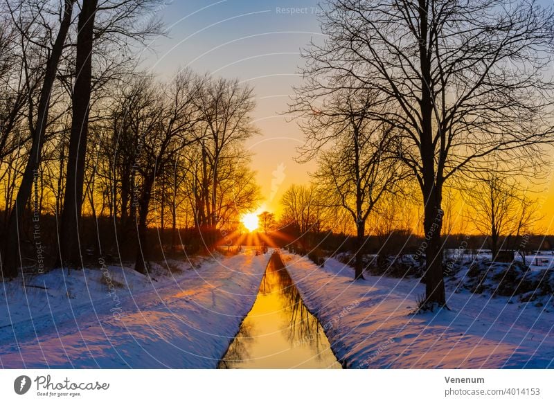 Sonnenuntergang über dem kleinen Fluss Koenigsgraben in Luckenwalde am 12. Februar 2021 keine Wolke keine Wolken Natur Himmel Abend Farbe Baum Bäume