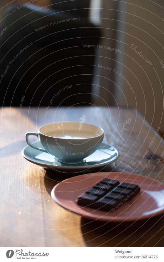 Tasse und Schokolade für eine Pause Advent Ruhe Muße Stille Tisch einfach Fastenzeit Milch trinken Sonntag Spiritualität Achtsamkeit Einsamkeit Alleinsein