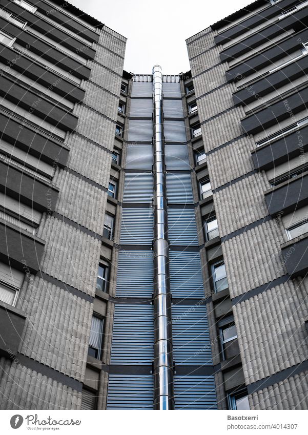 Schornstein aus Edelstahl an Plattenbau-Hochhaus Beton Wohnung Leben Häusliches Leben Haus Architektur Fenster Fassade Stadt Gebäude Außenaufnahme Menschenleer