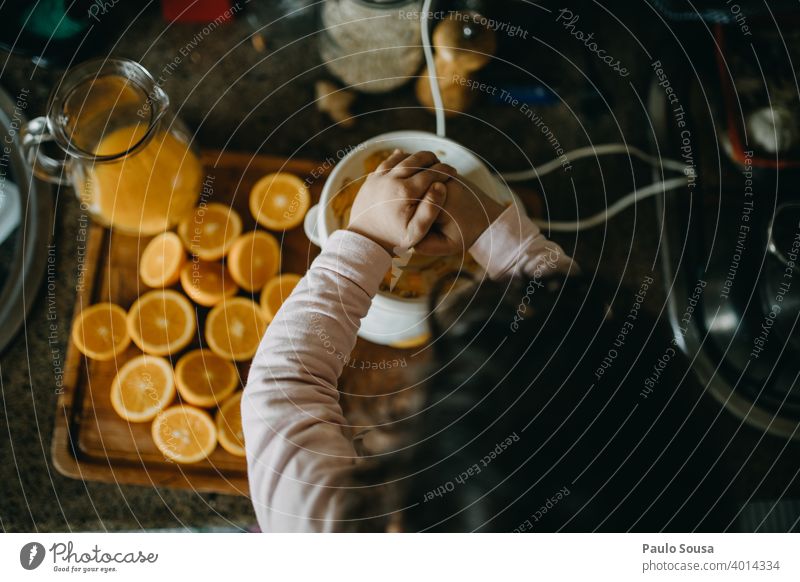 Kind macht Orangensaft orange Vitamin vitaminreich Bioprodukte Vitamin C Ernährung Lebensmittel Frucht Farbfoto frisch Gesunde Ernährung lecker Gesundheit