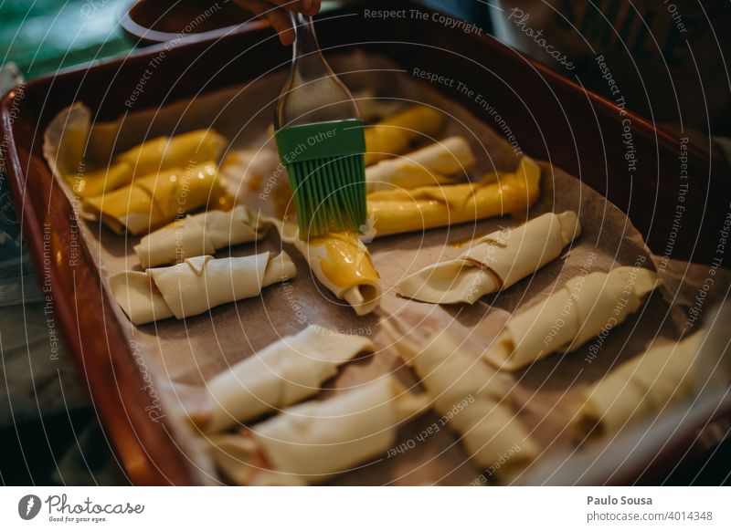 Croissant vorbereiten vorbereitend Gebäck süß Morgen Bäckerei Dessert Lebensmittel geschmackvoll frisch selbstgemacht Mahlzeit authentisch lecker Frühstück