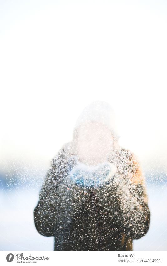 Frau pustet Schnee von ihren Händen Winter Freude Spaß haben Wintereinbruch geschneit Schneefall Mädchen pusten kalt Wetter