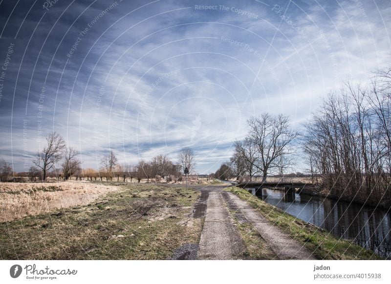 einladung zum osterspaziergang. Landschaft Allee Fluss Baum Wege & Pfade Straße Natur Außenaufnahme Menschenleer Himmel Umwelt Wassergraben Feld Wiese Gras Tag