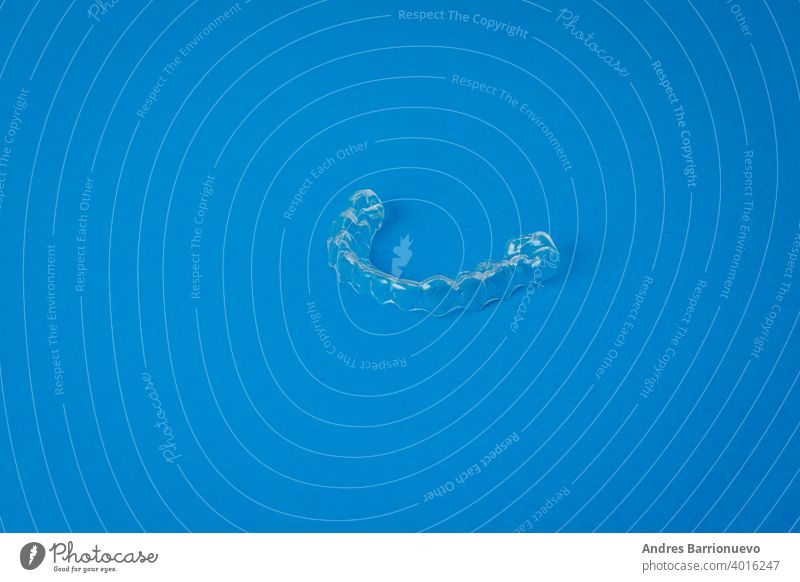 Ansicht einer transparenten Kunststoff-Zahnapparatur auf blauem Hintergrund Technik & Technologie Zahnmedizin dental Vorgefertigte Gesundheit Beule Zahnersatz