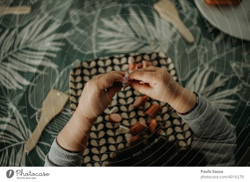 Kind isst mit den Händen Blick von oben Essen essen unkenntlich frisch Lebensmittel Draufsicht lecker Gesundheit Mahlzeit Speise Ernährung geschmackvoll Tisch