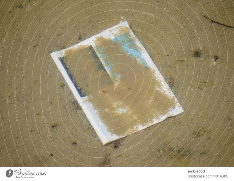 nicht wasserfestes Papier mit Sand bedeckt Druckerzeugnisse Brunnen Boden Printmedien Abfall durchweicht unleserlich Wasser Wasseroberfläche entsorgen Müll