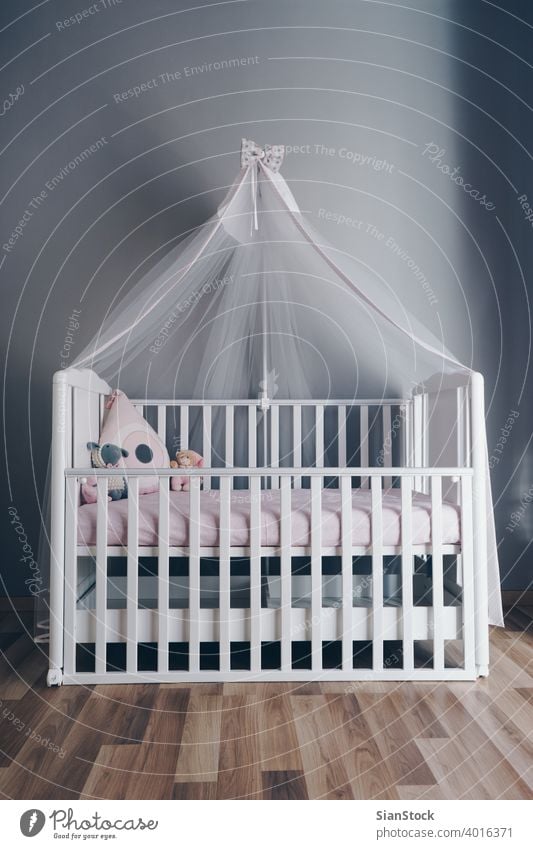 Aufnahme eines modernen grauen Kinderzimmers Baby Bett Raum Babybett Innenbereich weiß Kinderbett heimwärts hölzern Design Möbel Schlafzimmer Säugling