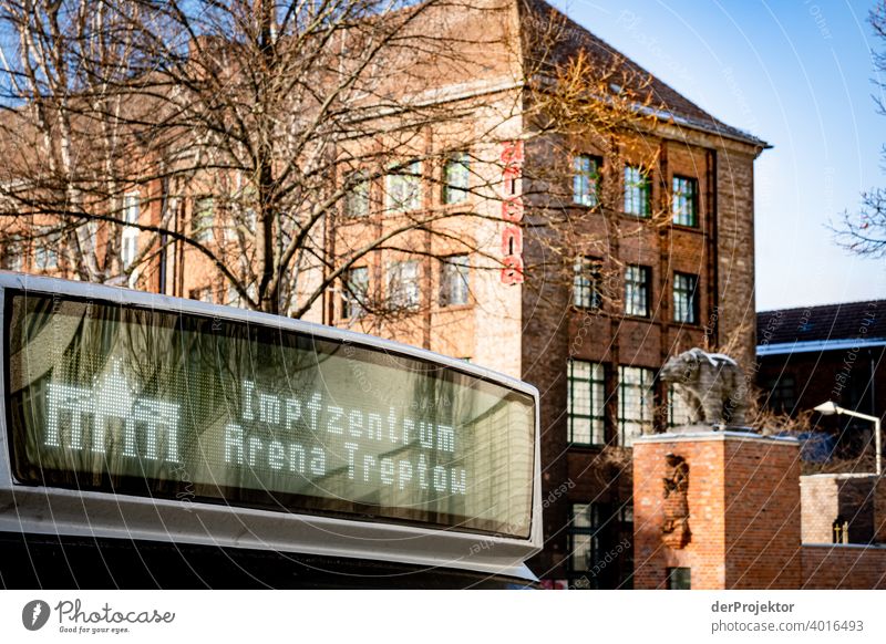 Bus am Impfzentrum Arena Treptow in Berlin ästhetisch Kontrastreich Schattenspiel Sonnenstrahlen Winterstimmung Kälte Schlagschatten Sonnenlicht trist immobilie