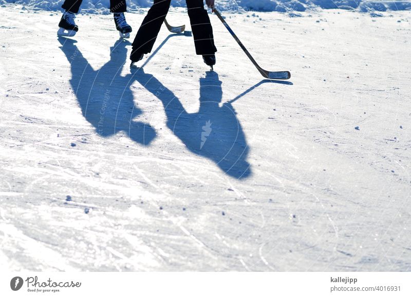 thunfischdosenhockey Eishockey Eishockeyschläger eishockeytor Eisfläche Wintersport Schlittschuhe Schlittschuhlaufen Sport Frost kalt Farbfoto Freizeit & Hobby