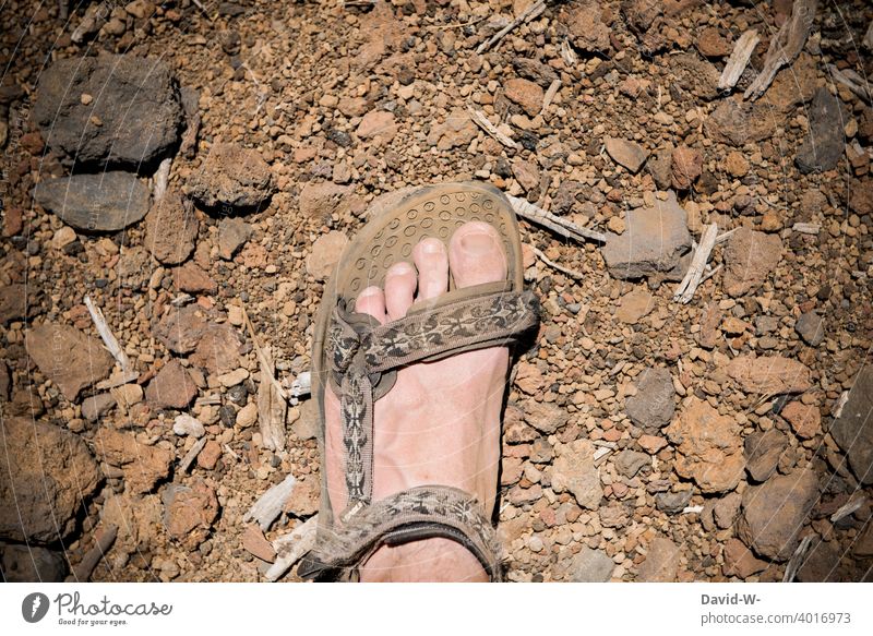 mit Sandalen durch eine staubige Tundra wandern Trockenheit dürre Staub heiß Erdboden trockenperiode Füße Wärme