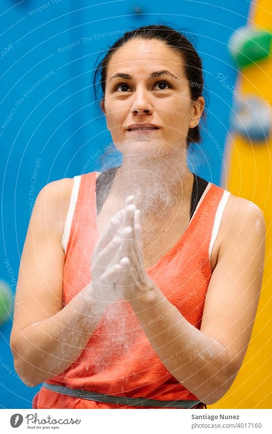 Bergsteigerin beim Kreiden ihrer Hände. Sport Training Klettern Felsen Wand Freizeit Magnesium extrem Aufsteiger Bouldern Aktivität Aufstieg Fitness