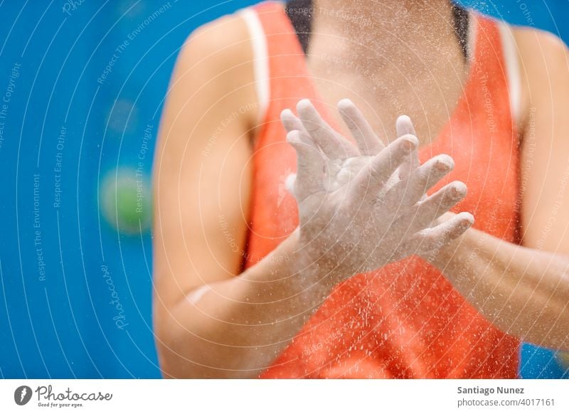 Bergsteigerin beim Kreiden ihrer Hände. Sport Training Klettern Felsen Wand Freizeit extrem Aufsteiger unkenntlich anonym gesichtslos Magnesium Bouldern