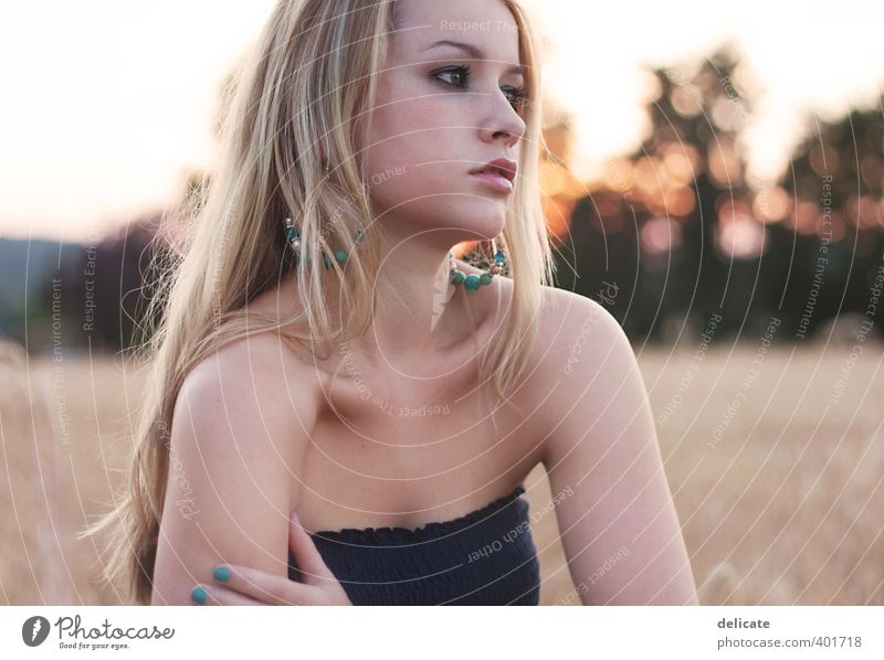 summertime sadness feminin Junge Frau Jugendliche 18-30 Jahre Erwachsene Natur Himmel Sonnenaufgang Sonnenuntergang Sommer Baum Feld Ohrringe blond langhaarig