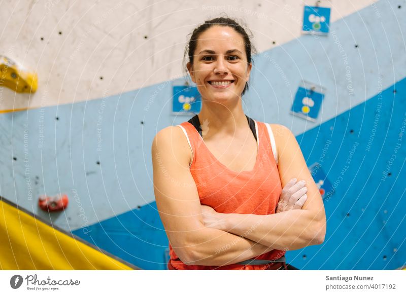 Felskletterer Frau schaut auf Smartphone. Porträt Sport Kaukasier allein Training in die Kamera schauen Felsen Wand Freizeit extrem Aufsteiger Bouldern