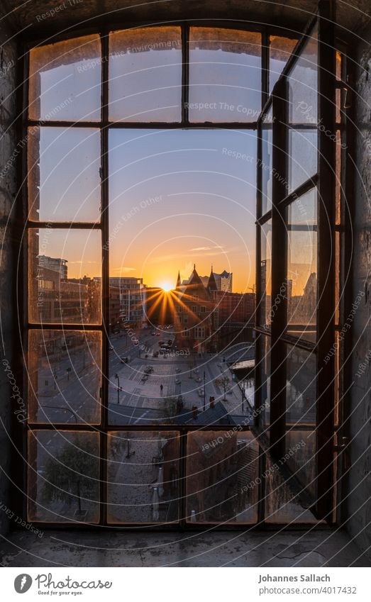 Das Fenster zur Stimmung Hamburg Speicherstadt Sonnenuntergang Stimmungsvoll Elbphilharmonie Sehenswürdigkeit Architektur Hafenstadt Licht Alte Speicherstadt