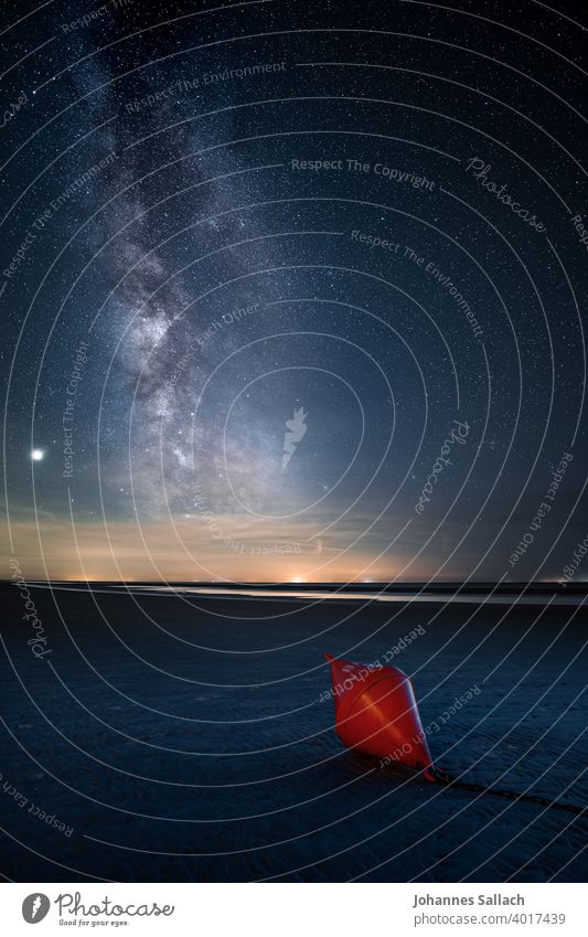 Milchstraße Boje Strand Ebbe Sterne Sternenhimmel Nacht Universum Nachthimmel Himmel Astronomie Galaxie sternenklar Langzeitbelichtung Menschenleer