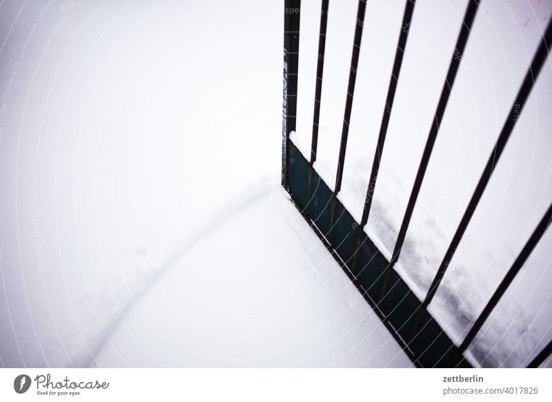 Offene Gartentür im Neuschnee neuschnee winter winterferien schneefall schneedecke niederschlag garten gartentür öffnen geöffnet willkommen eintritt ankunft