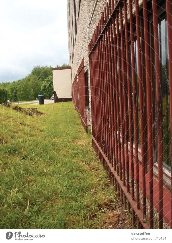 Bildungsgefängnis Farbfoto Außenaufnahme Menschenleer Tag Weitwinkel Sommer Schule Schulgebäude Architektur Gitter Suhl BBZ Goldlauter