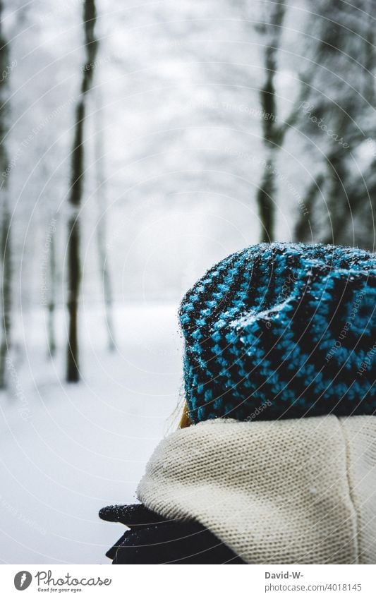 Frau mit Mütze in einer Schneelandschaft Wintertag winterlich weiß kühl kalt eisig Winterstimmung Wintereinbruch Rückansicht anonym