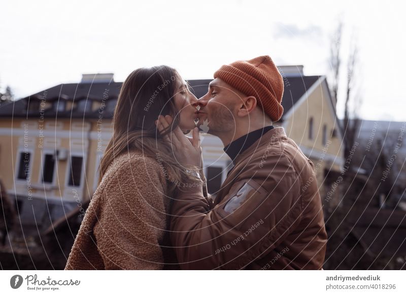 in der Liebe stilvolle junge Paar küssen in der Stadt. Mode im Freien sinnliche romantische Porträt der schönen jungen Paar Umarmungen und küssen auf die Stadt. selektiven Fokus