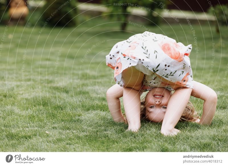 Kleines glückliches Mädchen, das Spaß im grünen Sommerpark hat. glückliche Kindheit schön niedlich Natur Frühling Gras jung Fröhlichkeit Glück Freude wenig