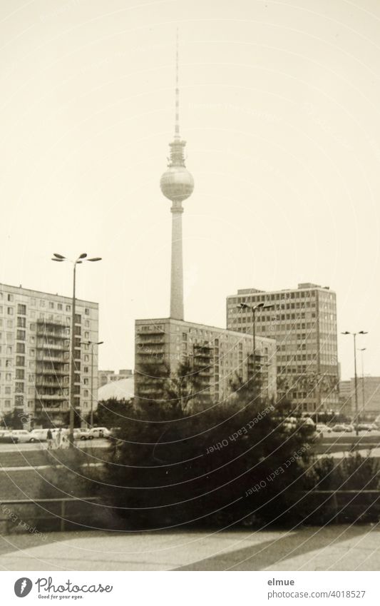 Repro eines alten Schwarz-Weiß-Fotos aus den 1970er Jahren zeigt den Berliner Fernsehturm, das Haus des Lehrers und Neubauten / analoge Fotografie Berlin Mitte