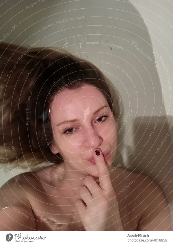 Junge Frau in Badewanne Nass Wasser Nackt scht Nasse Haare eine augenweide bloße haut Körper female beautiful naked hands woman touch Haut liegen Dame Finger