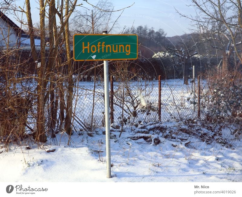 Hoffnung im Winter Hoffnungsschimmer hoffnungsvoll Schilder & Markierungen Ortsschild Ortschaft Ortseingang Schriftzeichen Schnee Zaun Maschendrahtzaun Grenze