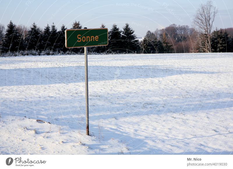 Sonne satt Schilder & Markierungen Ortsschild Ortschaft Winter Schriftzeichen Ortseingang Schnee Straßenrand Winterstimmung Dorf Hinweisschild Nirgendwo