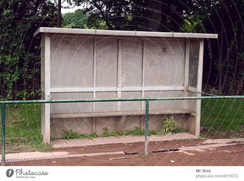 Reservebank Auswechselbank Hartplatz Auswechseln Leerstand Fußballplatz Sportstätten Freizeit & Hobby Bank Wetterschutz Sitzreihe hinsetzen ersatzspieler